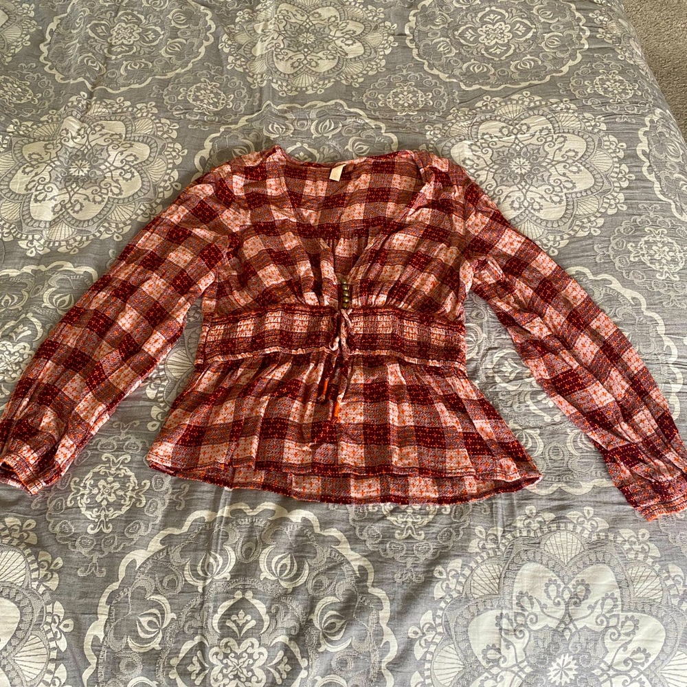 Plaid like pattern. V-neck. Size small.